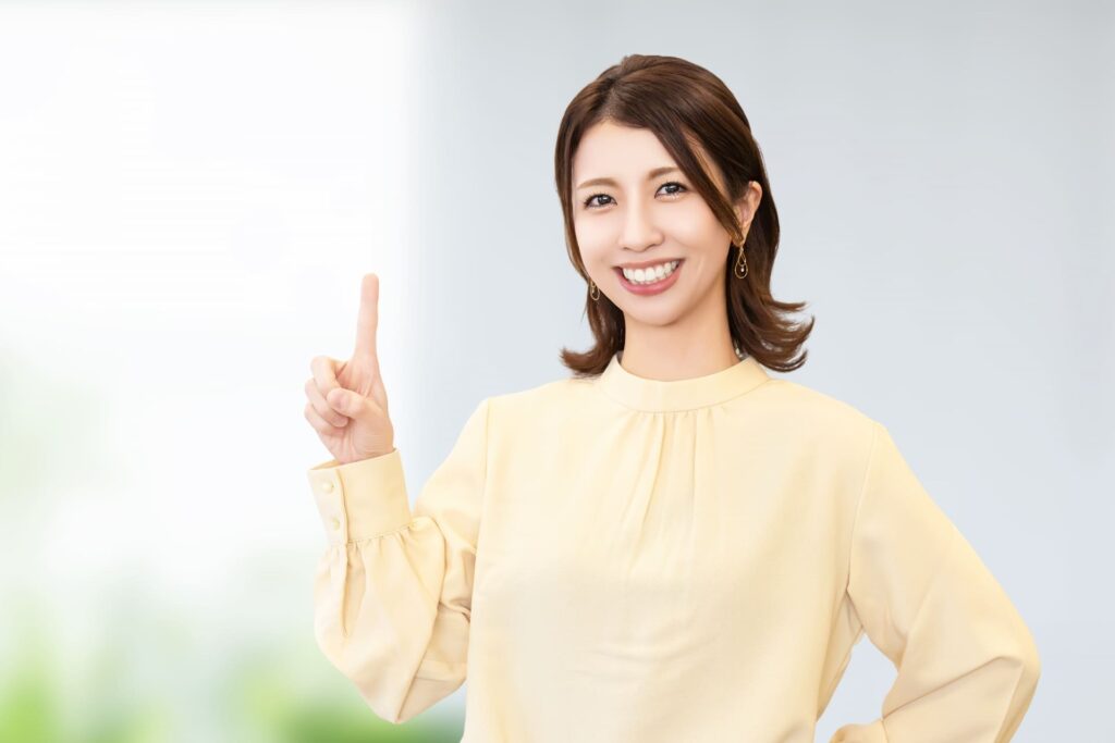 見積もり時に注意すべきポイントを解説する女性のイメージ画像