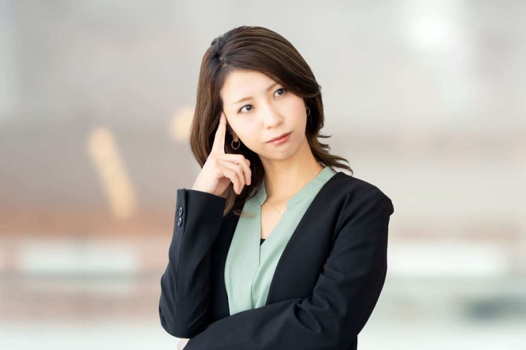 業者選びに悩む女性のイメージ画像