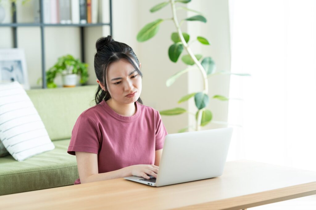 住宅メンテナンス業者のトラブルで悩む女性のイメージ画像