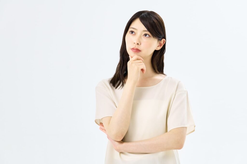室内の内装材が劣化する原因を考える女性のイメージ画像